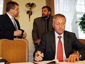 Premiér Mirek Topolánek a �éf poslanc� ODS Petr Tlucho� p�ed zasedáním klubu ODS, 9. zá�í 2008