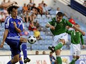 Slovenský reprezentant Ján Kozák (vlevo) a Christopher Baird ze Severního Irska v kvalifikaním utkání na fotbalové mistrovství svta.