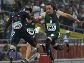 Jihoafrický sprinter Oscar Pistorius (vpravo) dobíhá do cíle v závod na 100m na paralympiád v Pekingu.