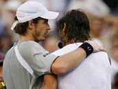 Rafael Nadal (vpravo) gratuluje Murraymu k vítzství