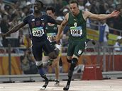 Oscar Pistorius (vpravo) v cíli závodu na 100 metr na paralympijských hrách v Pekingu