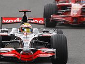 Hamilton bojuje s Räikkönenem