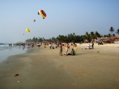 Indie - Na plái v Goa se krom parties mete vnovat svitní s padákem za