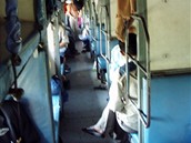 Indie, vlak na trati Bombaj-Goa