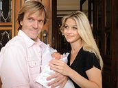 Karel Kameník a Sabina Laurinová s dcerou Majou opustili v poledne porodnici v...