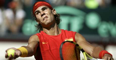 Rafael Nadal v utkání Davisova poháru proti Samovi Querreymu. 
