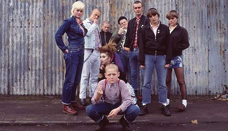 Skinheads v Anglii. Fotka z filmu This Is England, který pojednává o subkultue skinheads. Získal adu ocenní pro svou autenticitu a vystihnutí doby, která nebyla vbec jednoznaná.