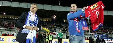 Majitel 1.FC Brno Roman Pros (vlevo) si vymnil dres svého klubu s majitelem hokejové Komety Brno Liborem Zábranským 