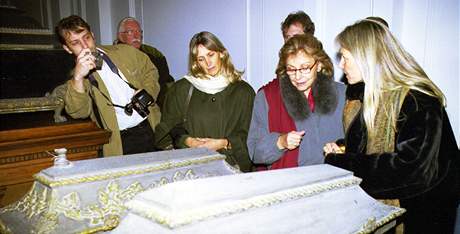 Otevení hrobky rodu v Mikulov se zúastnila princezna Olga de las Mercedes Dietrichsteinová (druhá zprava).