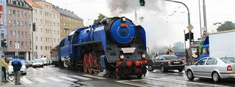 Parní lokomotiva jede ulicemi Brna na výstavit