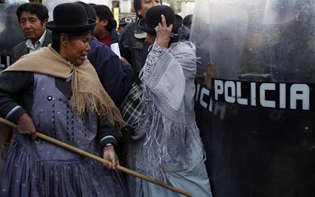 Bolívii ovládly nepokoje. Pi stetech píznivc prezidenta Moralese s jeho oponenty zahynulo na ticet lidí.