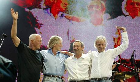 Richard Wright (prvn zprava) s dalmi leny Pink Floyd na koncertu Live 8
