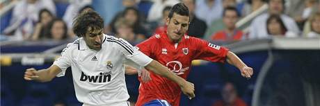 Real Madrid - Numancia: Raúl (vlevo) a Juan Carlos Moreno Rodriguez