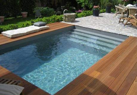 Zaputný bazén vypadá na zahrad skvle