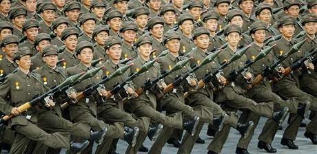 Nejvtí vojenské pehlídky v djinách KLDR se v záí 2008 zúastnily tisíce severokorejských voják.