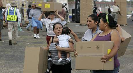 Obyvatelé texaské Pasadeny si nesou pomoc, kterou po ádní hurikánu Ike poskytuje vláda.