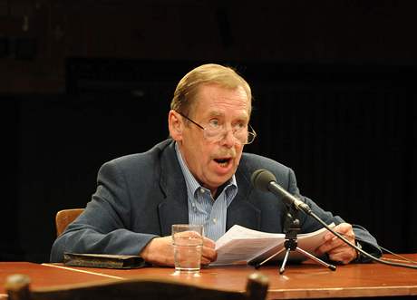 Václav Havel te ped publikem hru Odcházení