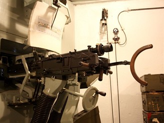 Pravá střelecká místnost: Dvojče TK vz. 37 na společné lafetě s ramenní opěrkou