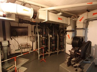 Filtrovna a hlavní ventilátor. Vlevo čerpadlo studny