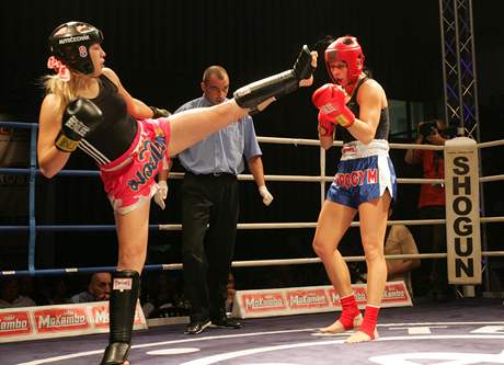 Renata Sychrová (v rových trenýrkách) pi finálovém souboji s Lucií Mudrochovou ve finále MS v kickboxu