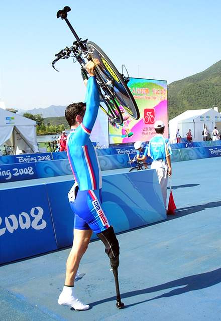 eský cyklista Jií Jeek získal na paralympijských hrách v Pekingu zlatou medaili v asovce mezi tlesn handicapovanými s podkolenní amputací.