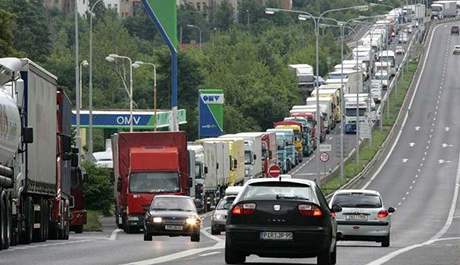 Rozdílná omezení zpsobí problémy ped hraniními pechody, kde stojící kamiony vytvoí kilometrové kolony, protoe nemohou vjet do sousední zem. Ilustraní foto