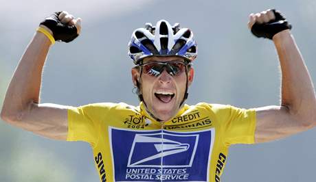 Lance Armstrong touí poosmé vyhrát Tour de France.