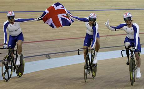 Brittí cyklisté Mark Bristow (vlevo), Darren Kenny (uprosted) a Jody Cundy slaví paralympijský titul.