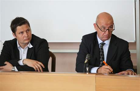 David (vlevo) a Ondej Neffovi u Mstskho soudu v Praze, kter projednval vradu Ireny Neffov (12.9.2008)