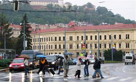 Kolony auta na Mendlov námstí, Brno 15. záí 2008