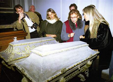 Otevení hrobky rodu v Mikulov se zúastnila princezna Olga de las Mercedes Dietrichsteinová (druhá zprava).