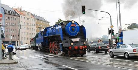 Parní lokomotiva jede ulicemi Brna na výstavit