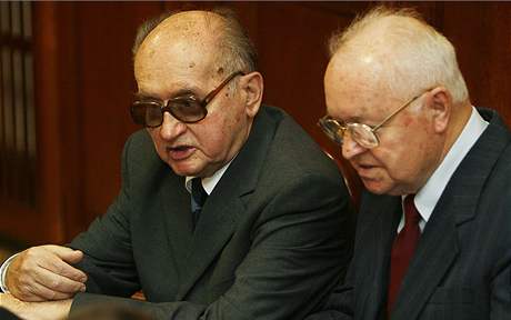 Wojciech Jaruzelski v typických tmavých brýlích a Stanislaw Kania (vpravo) u soudu.