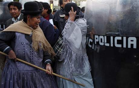 Bolívii ovládly nepokoje. Pi stetech píznivc prezidenta Moralese s jeho oponenty zahynulo na ticet lidí.