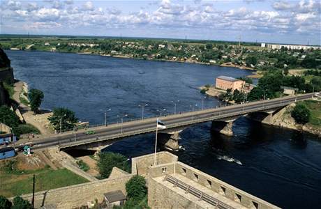 Po dn jezera ve mst Narva vedlo dvoukilometrové potrubí, kterým proudila z Ruska do Estonska levná vodka.