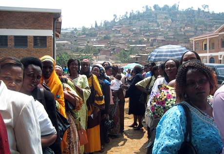 Rwanda v pondlí volila leny do parlamentu. Podle pedbných výsledk ho ovládnou eny.