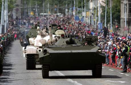 Vojenská technika se pedvedla na Letné i v kvtnu 2005. Pehlídku k 60. výroí konce druhé svtové války ale nepoádala armáda.