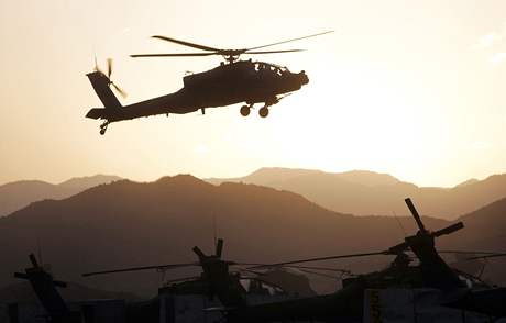 Americké vrtulníky se dostaly do pestelky s pákistánskými vojáky.