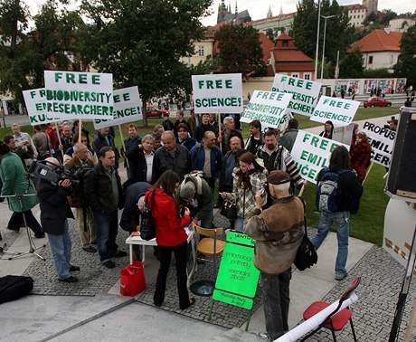 Demonstrace a podepisování petice za proputní entomologa Emila Kuery z Indie, vputní pedsedy eské spolenosti entomologické Josefa Jelínka do areálu indického velvyslanectví.