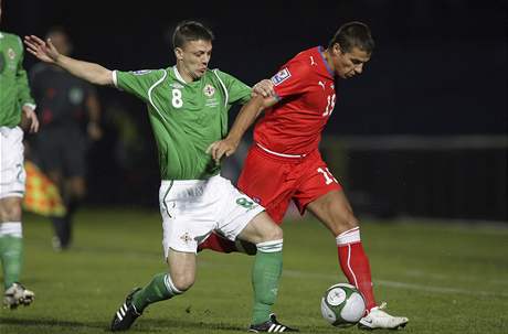 eský fotbalový reprezentant Milan Baro v souboji se severoirským obráncem Chrisem Bairdem.