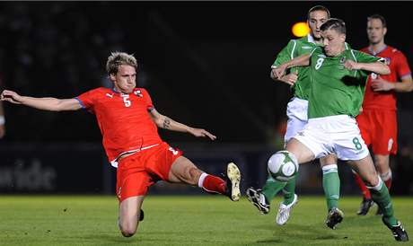 Radoslav Ková padá do stely v kvalifikaním utkání v Severním Irsku