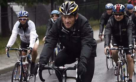 ZATÍM JEN CHARITA. Lance Armstrong, sedminásobný vítěz cyklistické Tour, si minulý týden vyjel na charitativní vyjížďku v kanadském Quebeku. Nyní zvažuje návrat a vlastní stáj.