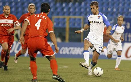 Ostravský útoník David Stihavka se snaí prosadit proti obran Spartaku Moskva. Ale gól v zápase nedal.