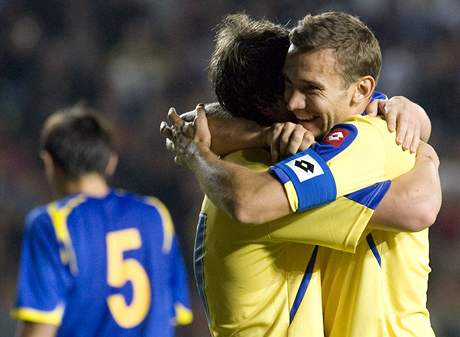 Ukrajinský útoník Andrej evenko (vpravo) by si rád na Euru 2012 zahrál doma.