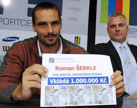 Roman ebrle a Robert Zmlík se ekem na milion korun pro Nadaní fond Romana ebrleho.