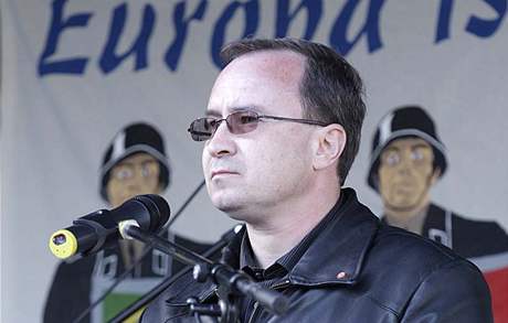 Předseda Dělnické strany Tomáš Vandas řeční na neonacistickém festivale Fest der Völker.