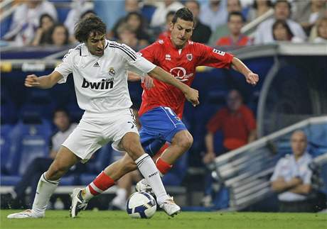 Real Madrid - Numancia: Raúl (vlevo) a Juan Carlos Moreno Rodriguez