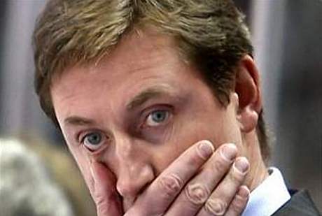 STAROSTI. Wayne Gretzky má kvli finanním potíím Phoenixu hlavu plnou starostí