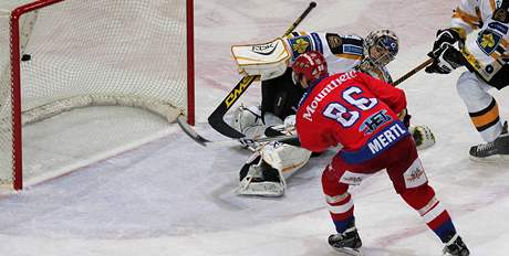 eské Budjovice - Litvínov:  domácí Tomá Mertl zvyuje na 2:0