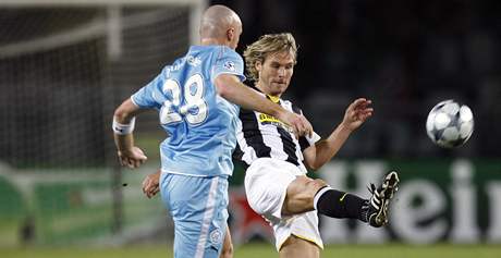 Juventus - Petrohrad: domácí Pavel Nedvd (vpravo) v souboji se Sebastienem Puygrenierem